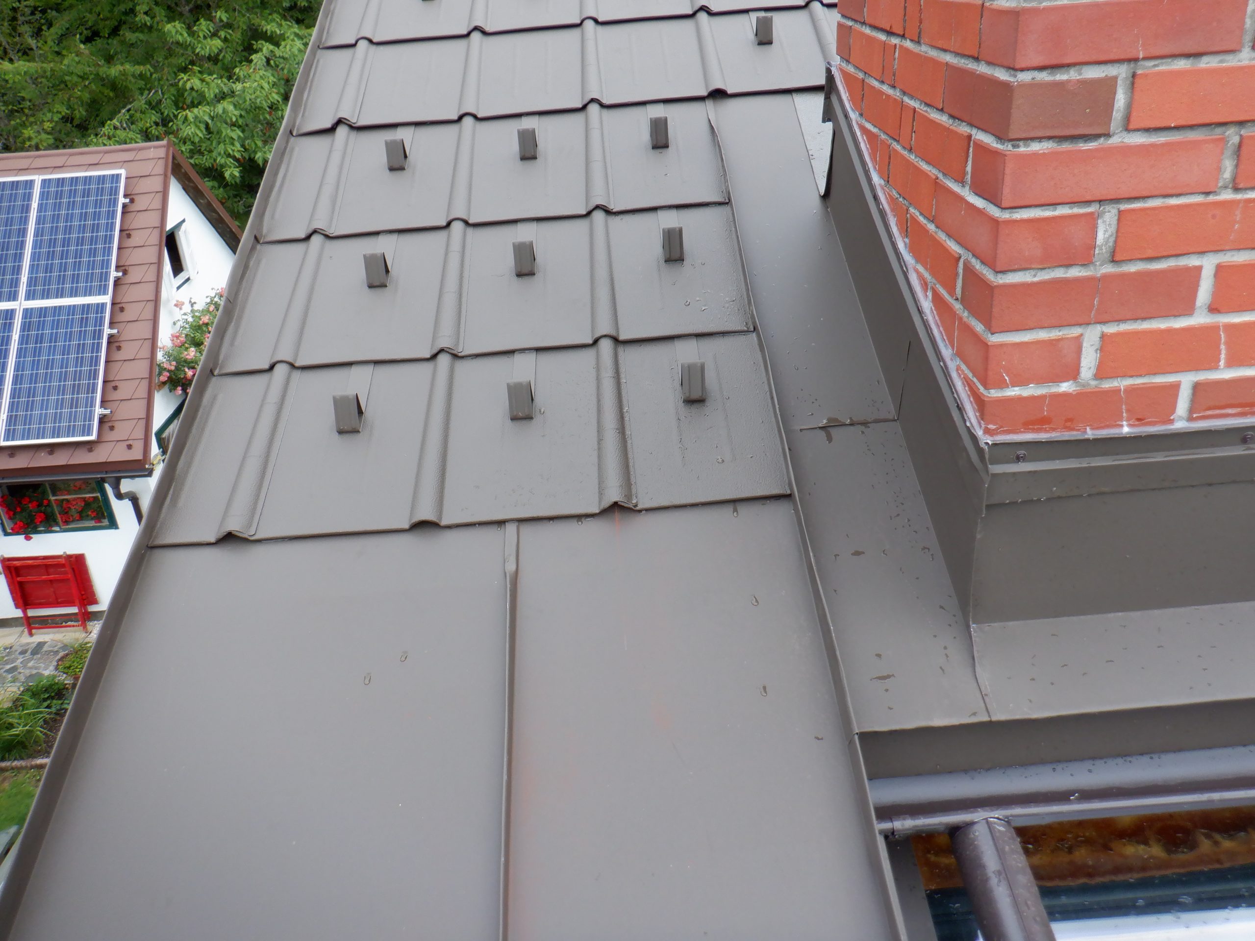 Prefa Dachplatten P10 Farbe Braun, Kamineinfassung.